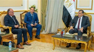 وزير الإنتاج الحربي يبحث مع مسؤولي شركة 