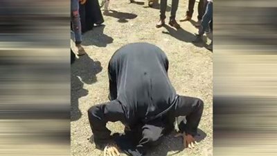 أم شيماء جمال تسجد فرحًا أمام المحكمة: 