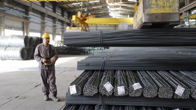 نقص المعروض من حديد التسليح لدى الموزعين.. ومصانع ترفع شعار 