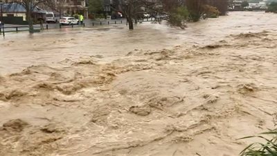 سيول وانهيارات أرضية في نيوزيلندا لليوم الثالث على التوالي