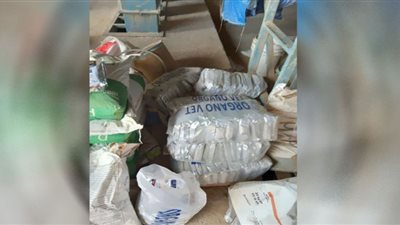 ضبط 14 طن مكسبات طعام مجهولة المصدر بمصانع الشرقية