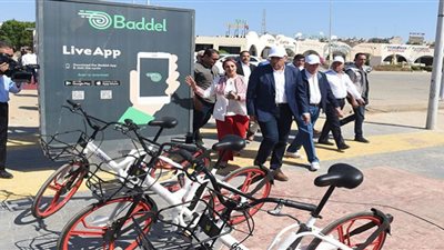 رئيس الوزراء يختتم زيارته لشرم الشيخ بتفقد السوق التجاري وطريق السلام