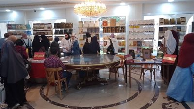 إقبال كبير على إصدارات دار الكتب والوثائق في جامعة الأزهر