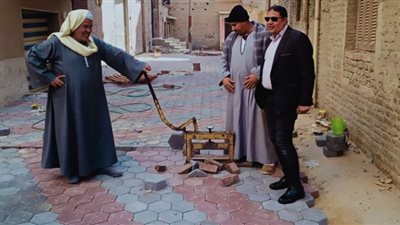 متابعة أعمال تركيب الإنترلوك بشوارع مدينة طامية في الفيوم