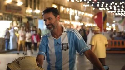 أرجنتيني يسافر إلى قطر بالدراجة لحضور كأس العالم (شاهد)