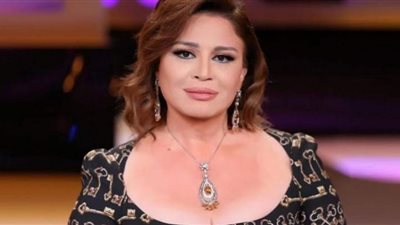 إلهام شاهين بفستان شفاف وكولون في مهرجان القاهرة السنمائي| صور