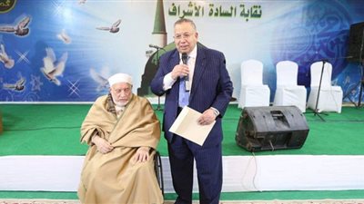 السيد محمود الشريف يمنح الدكتور أحمد عمر هاشم لقب 