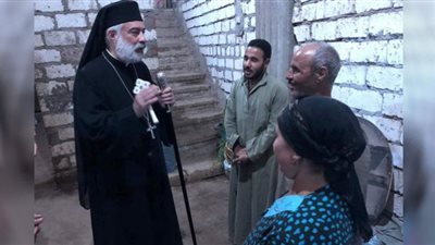 الأنبا باسيليوس يتفقد منازل الكاثوليك في المنيا (صور)