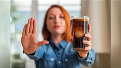 3 أطعمة ممنوع تناولها مع المشروبات الغازية.. تسبب مخاطر تصل للوفاة