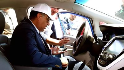 رئيس الوزراء يتفقد محطتي شحن سيارات والأتوبيسات الكهربائية