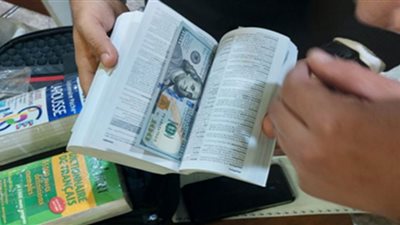 ضبط أجنبي حاول تهريب دولارات بميناء القاهرة الجوي