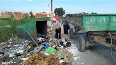 رفع القمامة وإنارة الطرق فى قرى مركز فايد بالإسماعيلية