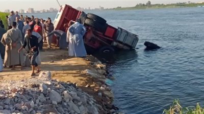 رفع سيارة نقل سقطت من معدية نيلية بالفشن