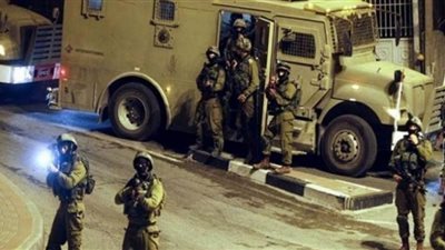 قوات الاحتلال تطلق قنابل غاز على فلسطينيين بعد اقتحام دير جرير