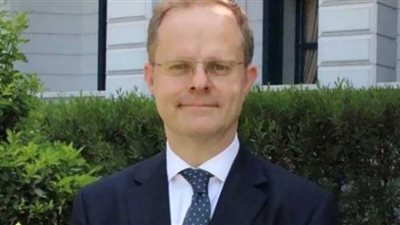 السفير البريطاني يفتح دفتر عزاء الملكة إليزابيث