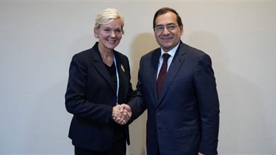 الملا يبحث عقد ورش عمل مشتركة أمريكية لدراسة التقنيات الحديثة بالخزانات العائمة للغاز المسال