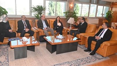رئيس جامعة الفيوم يستقبل وفدًا من الجامعه الأمريكية
