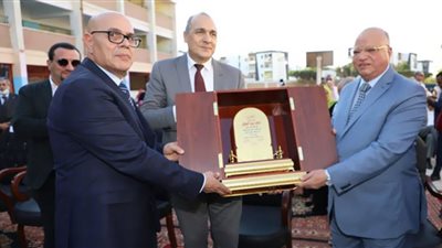 منح درع مجلس أمناء مدينة القاهرة الجديدة للواء خالد عبد العال