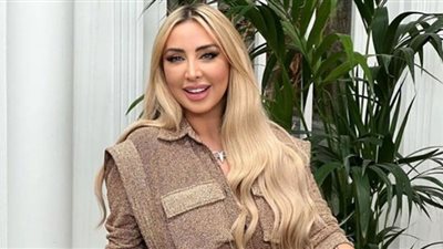 جويل مردينيان تسحر العيون بفستان أحمر .. صور