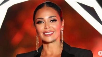 داليا البحيري تخطف الأضواء بالفوشيا على السجادة الحمراء.. شاهد