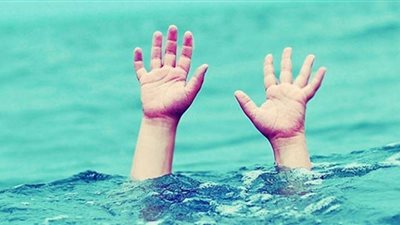 البحث عن طفل سقط في مياه بحر أبو الأخضر بالشرقية