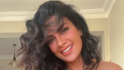 صبا مبارك تستعرض قوامها الممشوق على الريد كاربت..صور