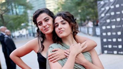 حفاوة جماهيرية بفيلم السباحتان في القاهرة السينمائي 44