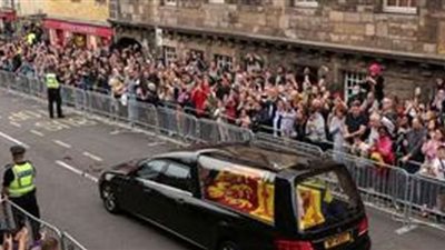 بدء موكب نقل نعش الملكة إليزابيث الثانية إلى كاتدرائية سانت جايلز