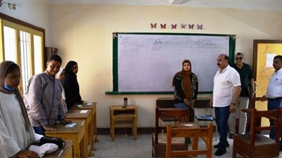 محافظ أسوان يتفقد لجان إختبارات القبول بمدارس التمريض