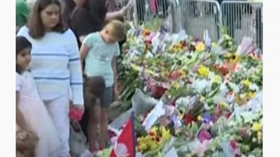 الزهور تملأ أبواب القصور حزنًا على الملكة إليزابيث (شاهد)