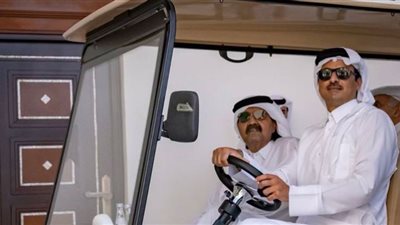 جولة خاصة لأمير قطر رفقة والده داخل الديوان الأميري