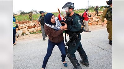 فلسطينية تقهر جنود الاحتلال بكلمات صادمة.. شاهد