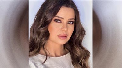 يسرا اللوزي تبهر العيون بألوان ترابية ساحرة