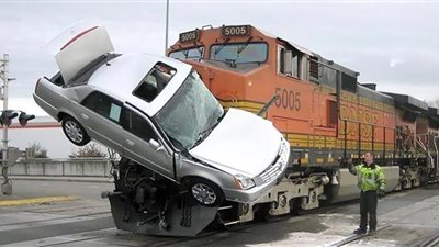 الشرطة تنقذ رجلًا سرق سيارتها من حادث مروع.. شاهد