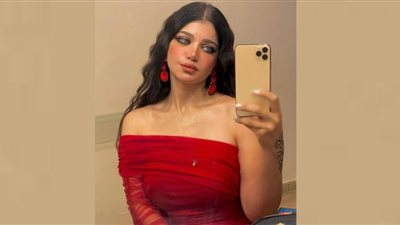 ياسمين الخطيب تشعل إنستجرام بفستان قصير وكولون شفاف