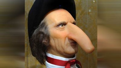 تمثال شمعي لصاحب أطول أنف في العالم تثير حيرة الكثيرون (شاهد)