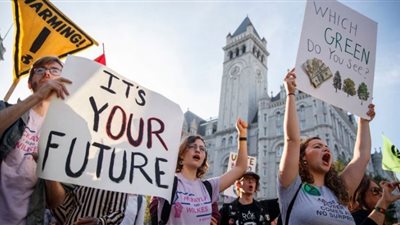 نشطاء البيئة يقتحمون جلسة مجلس اللوردات والأمن يتدخل