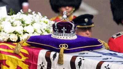 تاج الملك جيمس الرابع يودّع جثمان الملكة إليزابيث