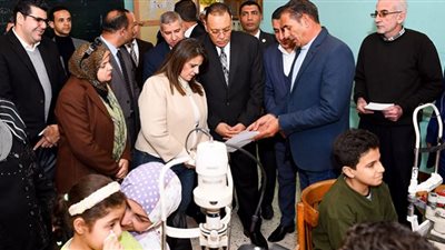 وزيرة الهجرة تُداعب الأطفال أثناء تفقد قافلة صناع الخير بالزقازيق.. فيديو