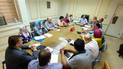 سكرتير محافظة البحيرة يتابع إزالة نواتج تطهير المجاري المائية