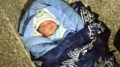 سيدة تلقي رضيعًا في الشارع وتهرب