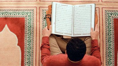 الفرق بين قراءة القرآن من المصحف والحفظ وأيهما أفضل
