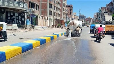 عودة الحركة المرورية بالشارع التجاري بالإسماعيلية بعد صرف مياه المجاري