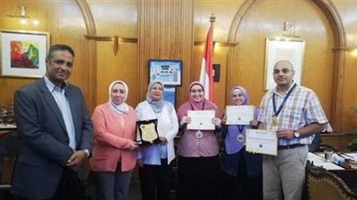 رئيس جامعة الاسكندرية يكرم طالبان العلوم الحاصلان على المركز الاول النانوتكنولوجى