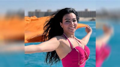 ميرهان حسين تتألق بالزهور وأورق الشجر