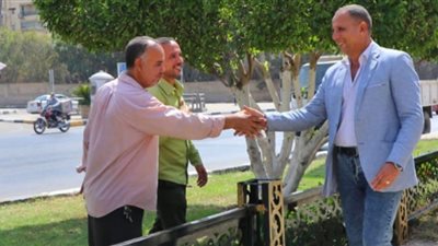 رئيس هيئة النظافة يتفقد أعمال تركيب الأسوار الحديدية بطول الجزيرة الوسطي