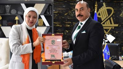 محافظ أسوان يلتقى صاحبة مبادرة 