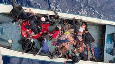 شاهد.. انقلاب مركب هجرة غير شرعية جديد متجهًا من ليبيا إلى إيطاليا