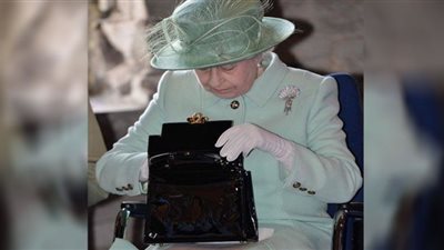 رسائل سرية من الملكة إليزابيث لمساعديها عبر حقيبة اليد.. شاهد