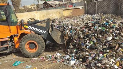 استكمال أعمال النظافة والإنارة بمركز التل الكبير بالإسماعيلية